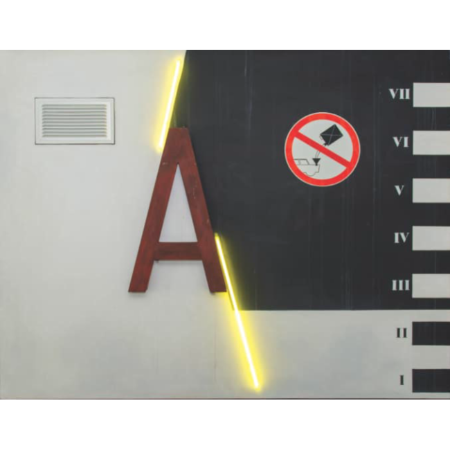 Œuvre de Peter Klasen associant lettre « A » rouge, signalétique d’interdiction et lignes lumineuses jaunes sur fond industriel.