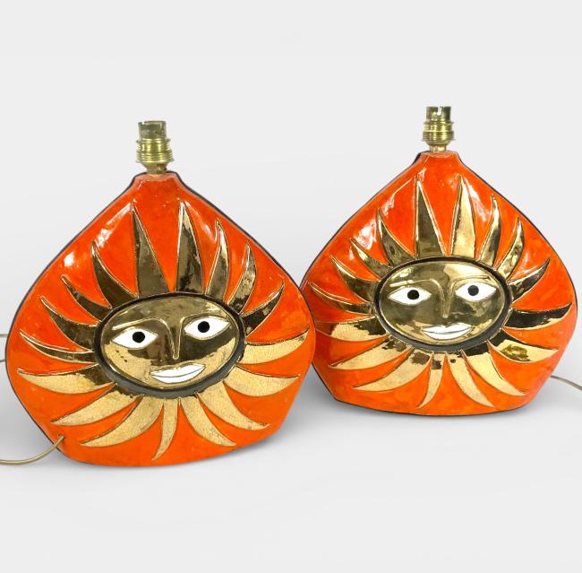 Paire de lampes Soleil des années 1960 par Mithé Espelt, en céramique émaillée couleur dites « Physalis » rehaussée d’or, modèle rare édité avant le lancement des éditions, présentée par la Galerie Omagh à Paris.