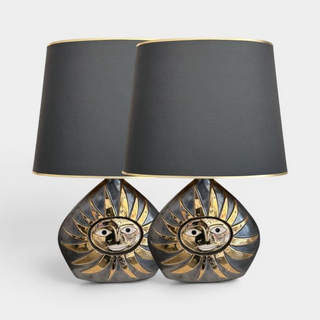 Paire de lampes Soleil des années 1960 par Mithé Espelt, en céramique émaillée noir profond rehaussée d’or, modèle rare édité avant le lancement des éditions, présentée par la Galerie Omagh à Paris. 01