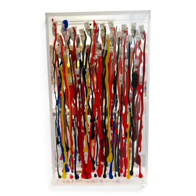 Arman, Aqua Frago - Sculpture composée de tubes de peinture écrasés et de coulures multicolores, disposés verticalement dans une vitrine transparente en Plexiglas. 01