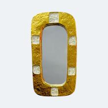 Céramique émaillée rehaussée d’or au four, avec inclusion de cabochons en pâte de verre.