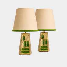 Paire de lampes Pyramide de Mithé Espelt en céramique émaillée, décor or et émaux verts, France, abat-jour en lin ivoire à passepoil vert. 01